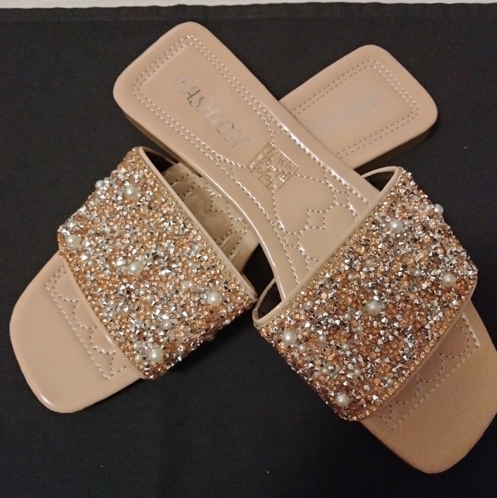 Fashion, slide sandals, size 8, apricot color.